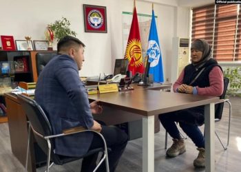 «Ош» базарында соода столунан түшпөй ыйлаган келинди аким кабыл алды