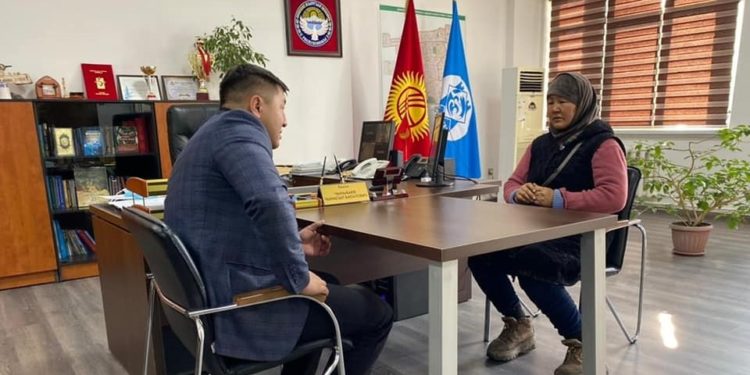 «Ош» базарында соода столунан түшпөй ыйлаган келинди аким кабыл алды