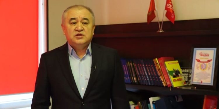 «Тезинен үй камагына чыгаргыла». Текебаев Курсан Асанов боюнча шашылыш билдирүү таратты