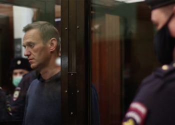 Навальныйдын жактоочусу: «Аны белгисиз колонияга которуп кетишти»