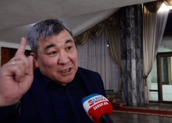 Рыскелди Момбеков: «Матраимовдун партиясы менен шайлоого барып, митингге барбаганы бул итчилик»