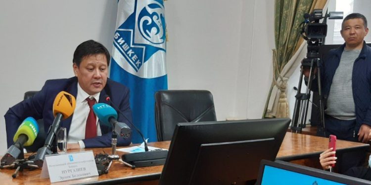 «Ал аял биринчи мени бетке чапкан»: Мэрдин милдетин аткаруучу Нургазиев интернетке тараган видео тууралуу түшүндүрмө берди