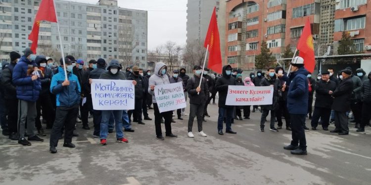 Биринчи Май райондук сотунун жанында Матраимовдун тарапташтары митинг өткөрүп жатат