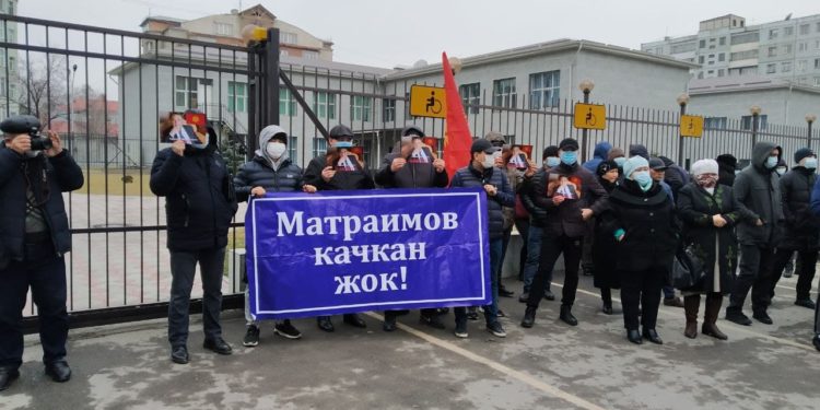 Биринчи Май райондук сотунун жанында Матраимовдун тарапташтары митинг өткөрүп жатат