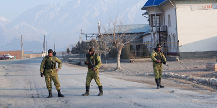 Баткенде талаш жерди тажик чек арачылары кайтарууга алды