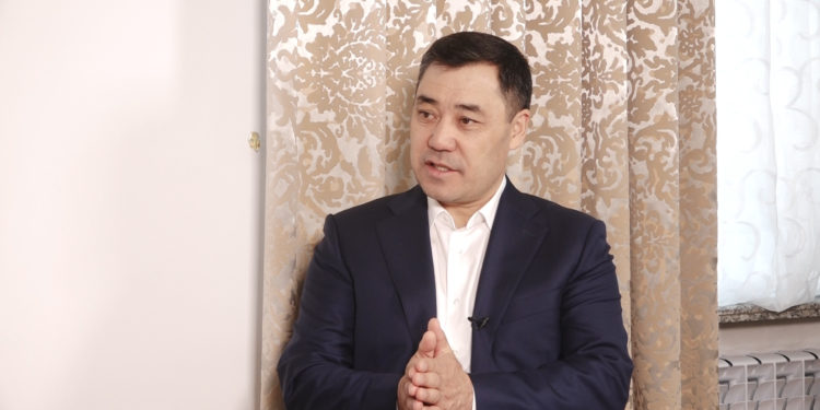 «Төбөбүздө Кудай карап турат, мага муфтийдин орду кереги жок»: Садыр Жапаров муфтияттын айланасындагы ызы-чуу боюнча үн катты