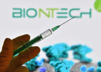 Грецияда коронавируска каршы эмдөөдөн өткөн карыя 8 мүнөттөн кийин көз жумду