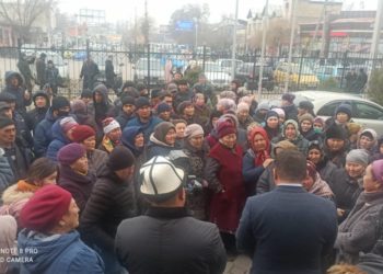 Жалал-Абадда борбордук базарды жылдырууга каршы болгон соодагерлер нааразычылык акциясына чыгышты