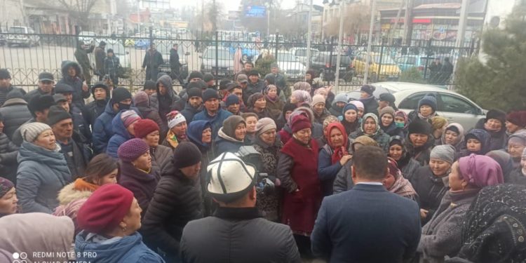 Жалал-Абадда борбордук базарды жылдырууга каршы болгон соодагерлер нааразычылык акциясына чыгышты