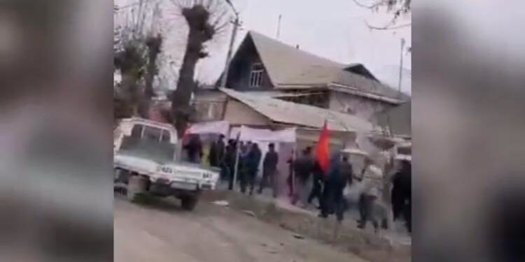 Ош шаарында да Райымбек Матраимовдун тарапташтары митингге чыгышты (видео)