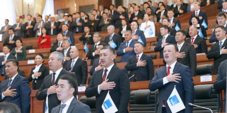 Жаңы Баш мыйзамдагы кемчиликтер. Депутаттардын саны 90го кыскарганы менен кандай шартта шайланары бүдөмүк