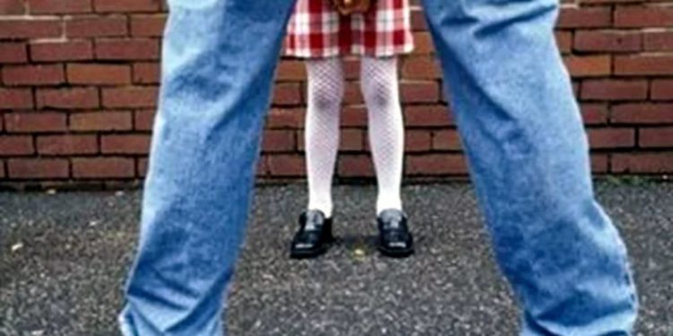 Тоң районунда 13 жаштагы секелектин зордукталышы боюнча айыптуу үч адамдын жазалары күчөтүлдү