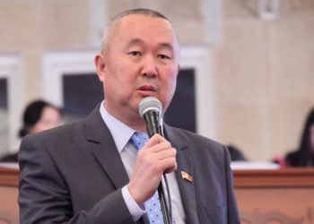 Депутат: «Бензиндин баасы 60 сомго чейин көтөрүлөт, муну ачык айтыш керек»