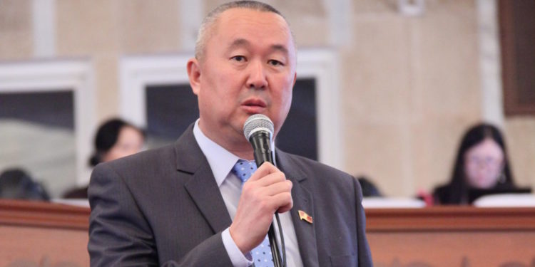 Депутат: «Бензиндин баасы 60 сомго чейин көтөрүлөт, муну ачык айтыш керек»