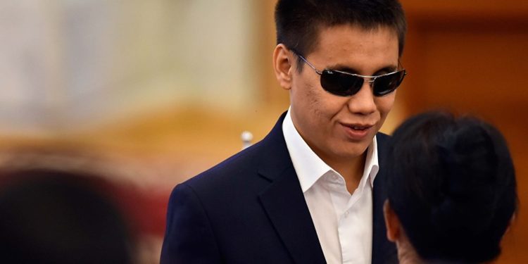 Депутат Дастан Бекешев: «Көрөсүңөр, Конституциянын жаңы долбооруна депутаттар окубай туруп эле добуш берип коюшат»