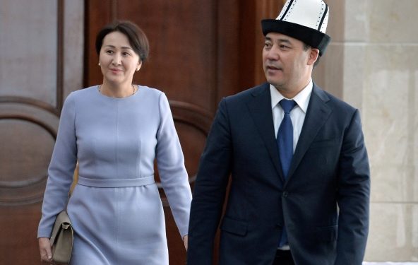 Президент Садыр Жапаров аялзатын куттуктоого аялы менен келди. Сүрөт
