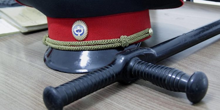 Жалал-Абадда май куюу бекетинин кызматкерин сабаган милиция кызматкери 3,5 жылга кесилди