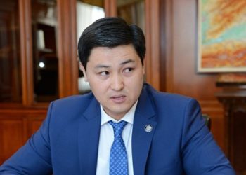 Улукбек Марипов аялдарды 8-март менен ыр окуп куттуктады