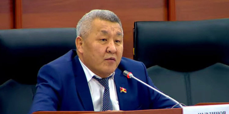 Депутат Өзбекстан Кыргызстандын нефтин пайдаланып жаткандыгы үчүн акы төлөш керек деп эсептейт