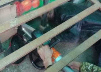 Контейнерге башы тыгылып калган киши куткарылды