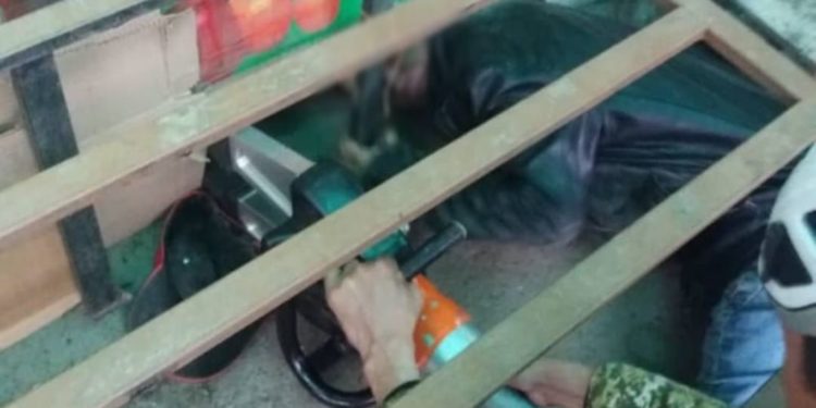 Контейнерге башы тыгылып калган киши куткарылды