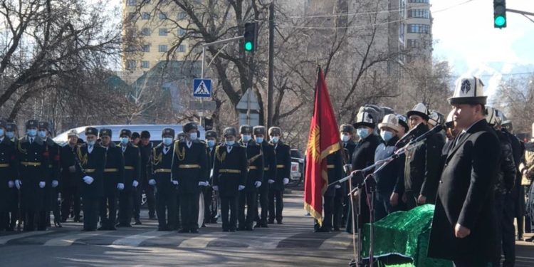 Депутат Алмазбек Акматовдун сөөгү «Ала-Арча» көрүстөнүнө коюлду