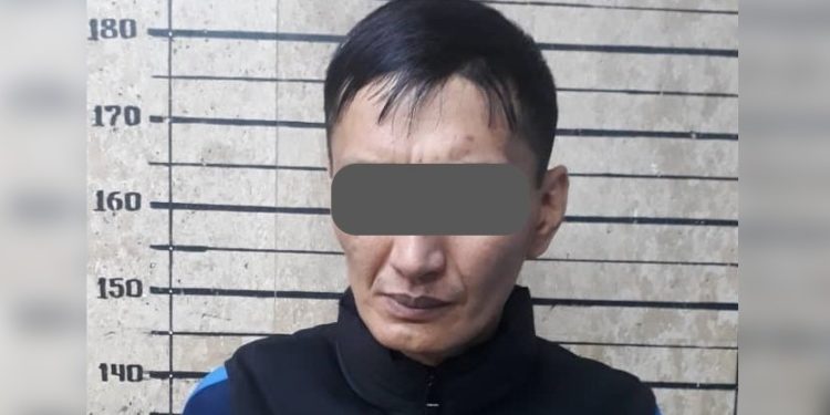 Кичи автобуста жүргүнчүнү тоногон шектүү тергөөчүнүн бөлмөсүндө чыр чыгарды