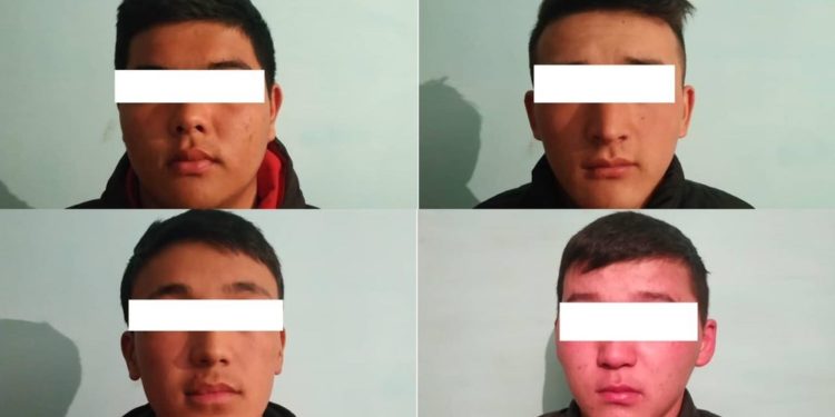 Мүрзөлөрдөгү темир тосмолорду уурдап жүргөн 4 жигит кармалды