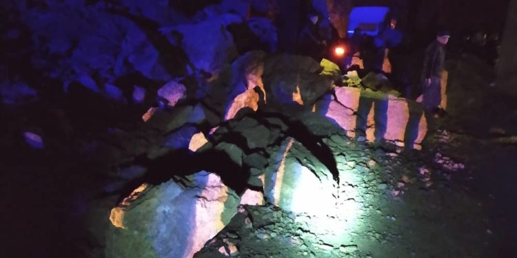 «Тазалоо иштери жүрүп жатат». Бишкек-Ош жолунда таш кулады