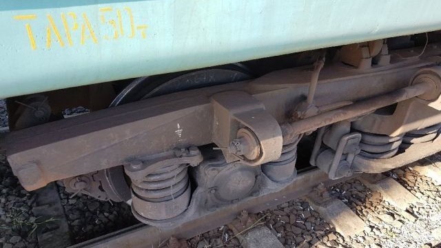 Өзбекстанда аял 3 кызы менен поездге боюн таштады