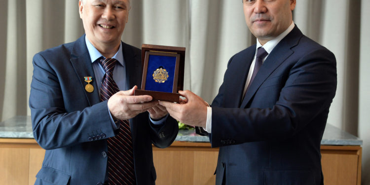 Президент Садыр Жапаров казакстандык жалгыз манасчыны “Достук” ордени менен сыйлады