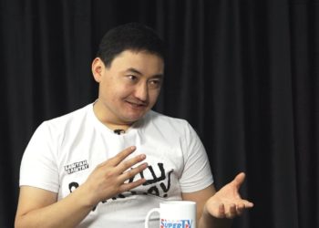 Жарандык активист Улан Үсөйүнгө айдоочулук күбөлүгү жок унаа айдаганы үчүн айып пул салынды