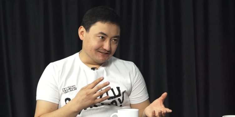 Жарандык активист Улан Үсөйүнгө айдоочулук күбөлүгү жок унаа айдаганы үчүн айып пул салынды