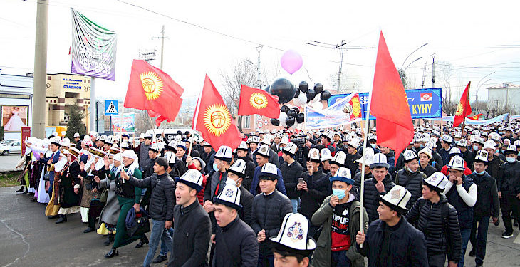 Ошто миңдеген жаштар Ак калпак күнүнө карата жөө жүрүш жасашты (сүрөт)