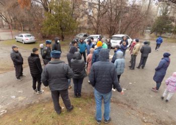 «Стадиондун ордуна көп кабаттуу үй курганы атышат». Бишкектин 6-кичирайонунун тургундары митингге чыгышты (сүрөт)