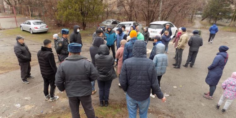 «Стадиондун ордуна көп кабаттуу үй курганы атышат». Бишкектин 6-кичирайонунун тургундары митингге чыгышты (сүрөт)