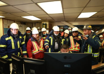 Депутаттардан түзүлгөн комиссия Кумтөр кенине барды