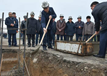 Өкмөт башчы Улукбек Марипов Ош шаарындагы мектептин курулушуна капсула салды