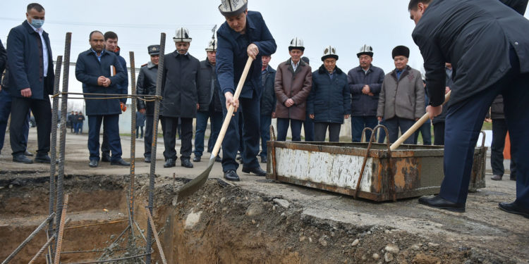 Өкмөт башчы Улукбек Марипов Ош шаарындагы мектептин курулушуна капсула салды