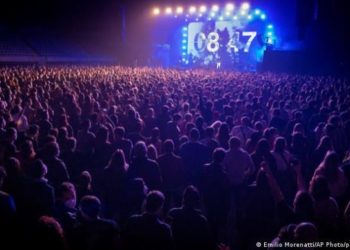 Испанияда коронавирустун жайылышына эксперимент жасоо үчүн концерт коюлду