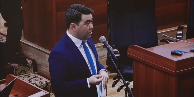 Жанар Акаев референдум боюнча мыйзам долбоорун өткөрүүгө депутаттарды Оштон бери алып келип, керек болсо абактан бошотушканын айтат