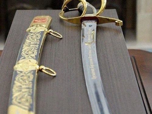 Жапаров Путинден белекке алган 1 метрлик кылычын музейге тапшырды