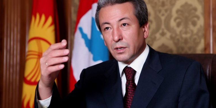 Адахан Мадумаров: «Бул Конституция мамлекетибиздин түбүнө жетет. Башка душманды издөөнүн кажети жок»