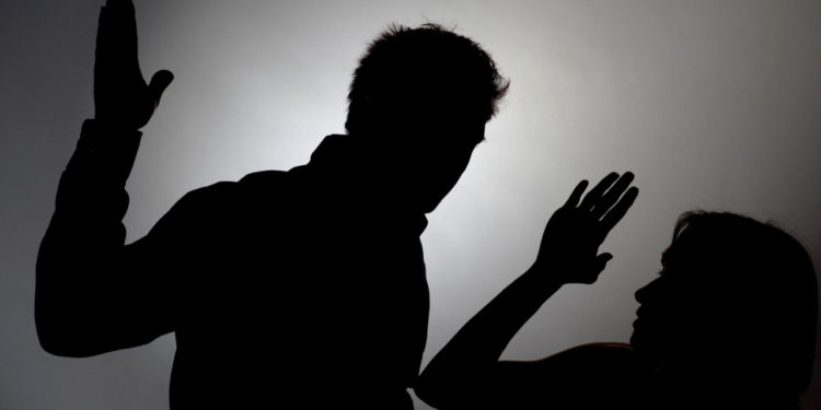 Ысык-Көлдүн тургуну аялын сабап, 3 баласы менен үйдөн чыгарып салган