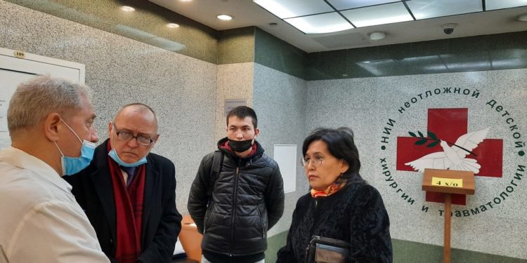 Элчилик Москвада эскалатордон кулаган кыргыз баладан кабар алды