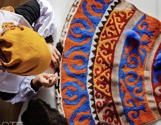 Кыргыз улуттук оймо-чиймелер менен иштеп чыккан Италиялык дизайнердин коллекциясы (сүрөт)