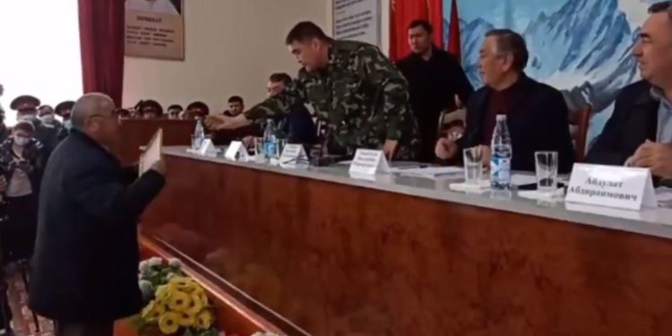 «Наам алсам, иштебей коем». Камчыбек Ташиев Кыргыз эл баатыры наамынан баш тартты