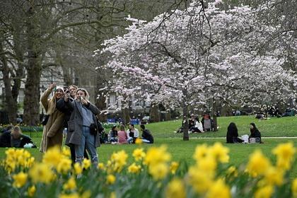 Британия чет өлкөгө чыгууга тыюу салууну августка чейин узартат