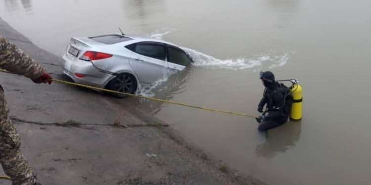 Жабыркагандар жок. Чоң Чүй каналына жеңил унаа түшүп кетти