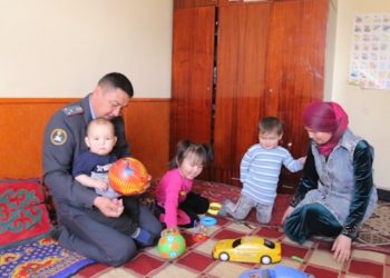 Этникалык кыргыз, милициянын ага лейтенанты үй-бүлөсүн Тажикстандан Кыргызстанга көчүрүп келди